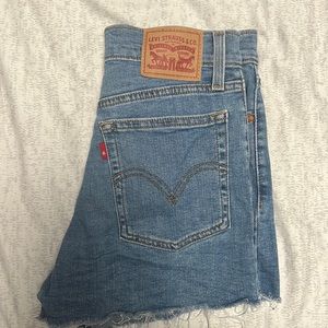 High rise Levi’s shorts